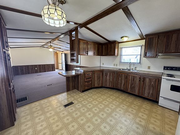 3rd image of 152 Summit St