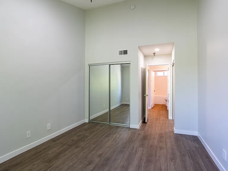 110 S Sweetzer Ave — Photo 35