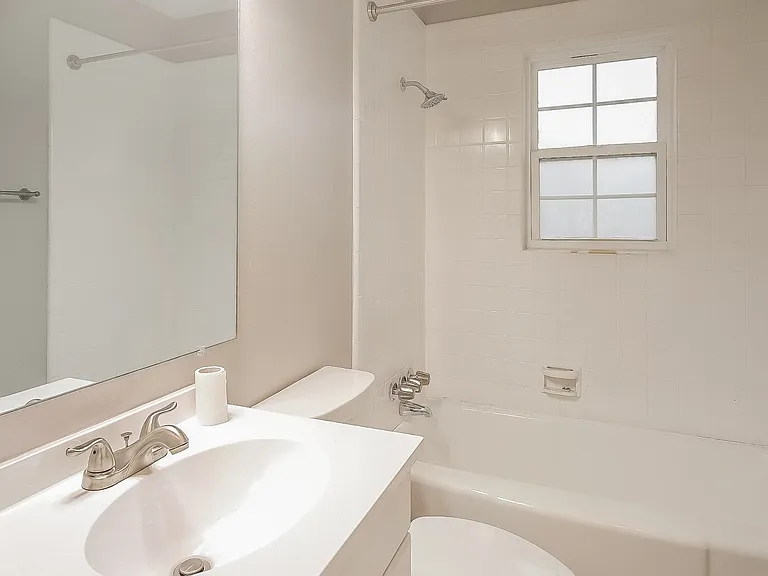 1244881_024_main_bathroom_13385863.jpg