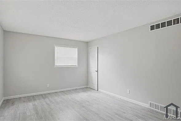 3 bed, 864 sqft, $1,350 — Photo 4
