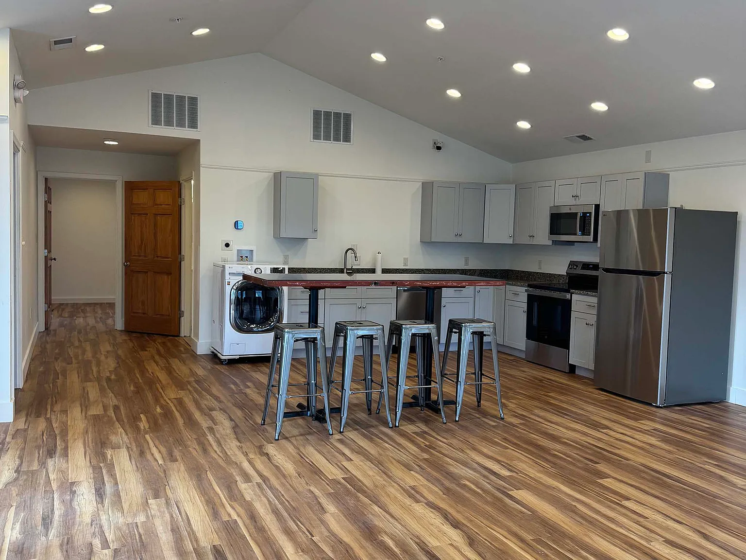 1 bed, 1200 sqft, $1,900 — Photo 2