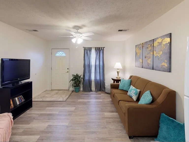 College Pointe Apartments — Photo 15