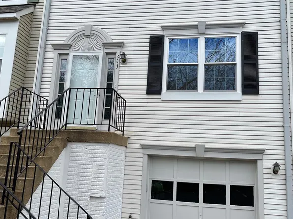203 Backridge Ct, Fredericksburg, VA 22406