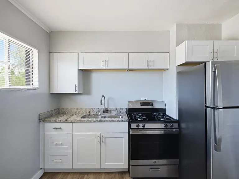 2130 N Forgeus Ave #B — Photo 7