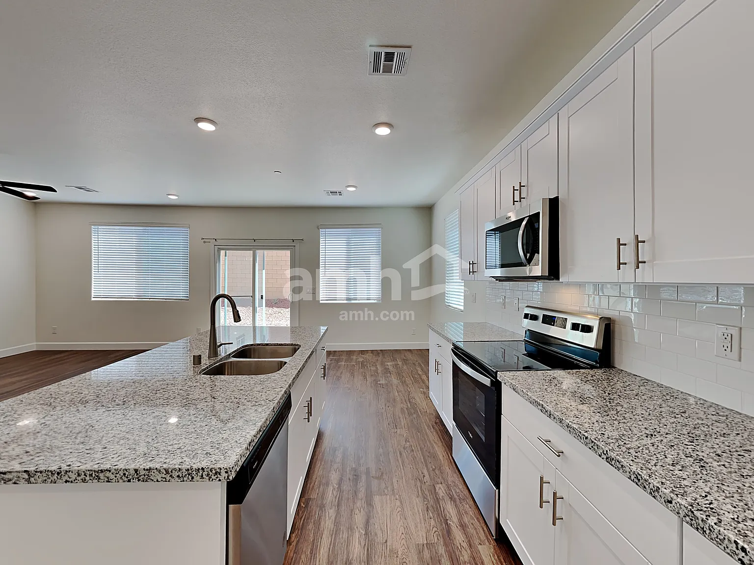 3 bed, 2.5 bath, 1807 sqft, $2,330 — Photo 3