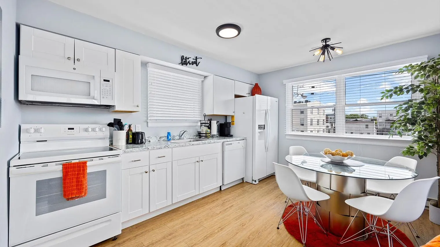 2 bed, 1.0 bath, 699 sqft, $5,151 — Photo 2