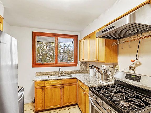 4th image of 89 Smith Ave