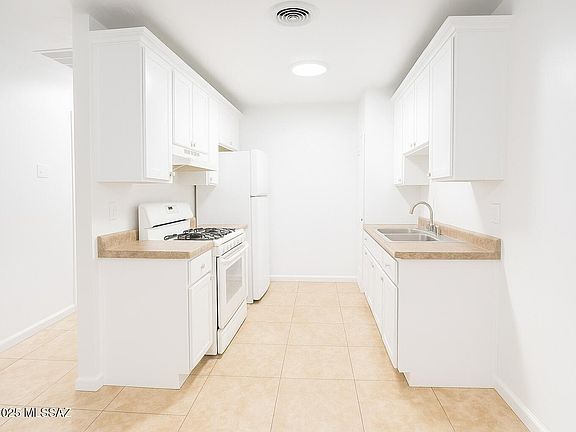 3rd image of 4121 E Moreland St