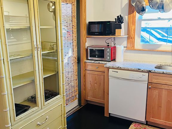 4th image of 147 E Chestnut St APT 8