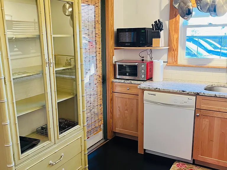 147 E Chestnut St #8 — Photo 2