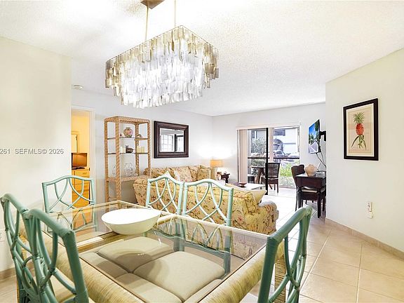5th image of 927 NE 199th St APT 104
