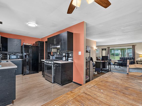 5th image of 140 Tamarack Dr