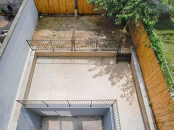 5th image of 34 Conselyea St #1