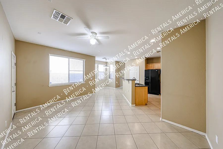 3 bed, 2.5 bath, 1907 sqft, $2,249 — Photo 2