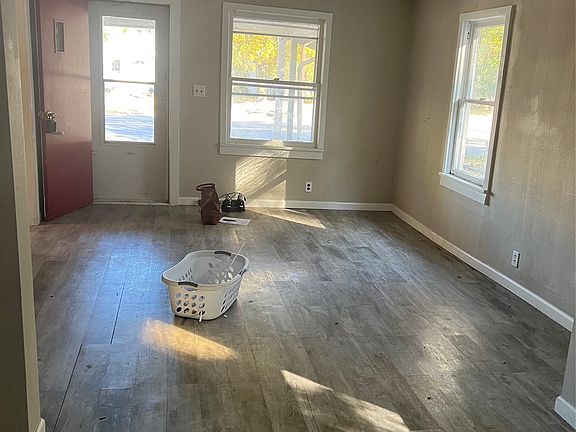 2nd image of 4044 2nd Ave