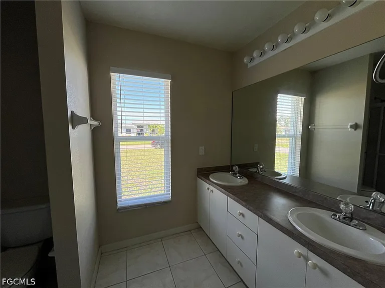 1721 SW 16th Ter — Photo 16