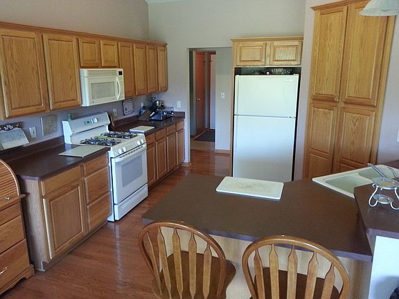 Kitchen w/ breakfast bar