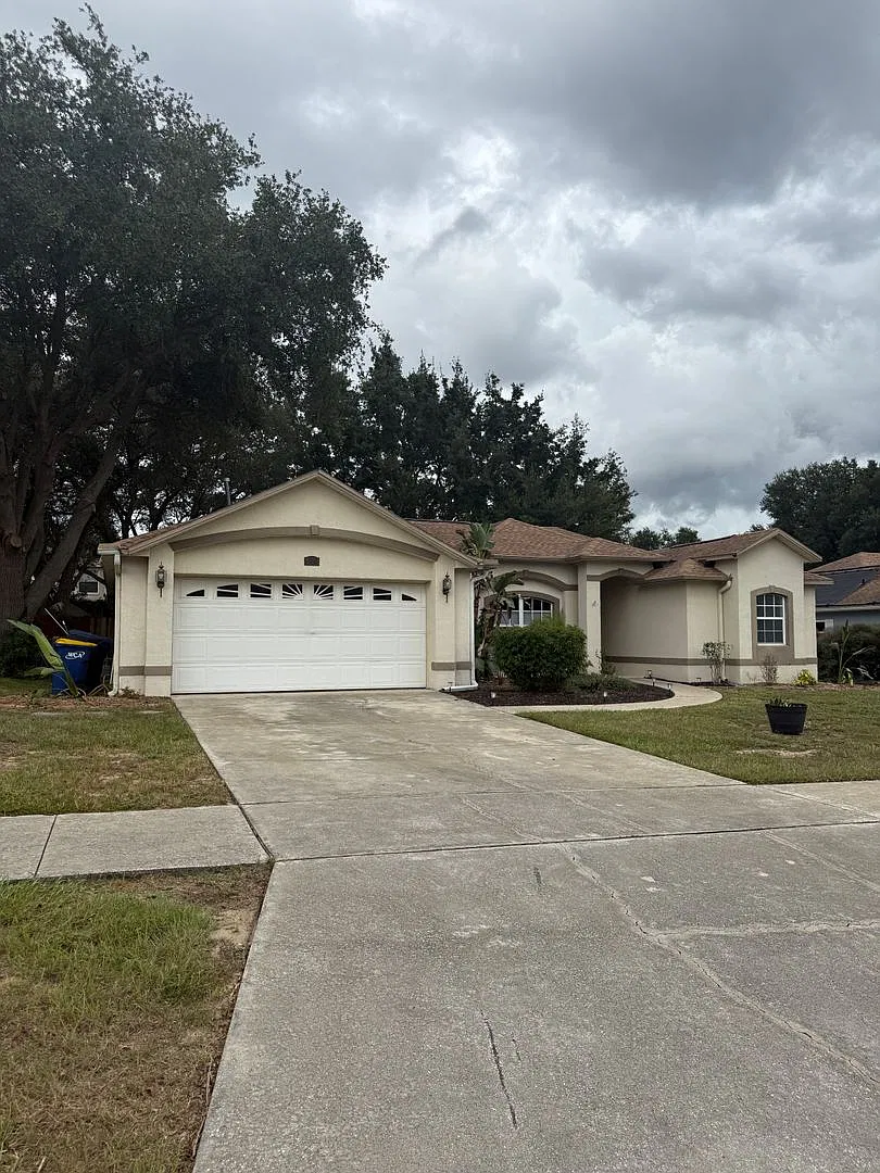 4/2 with Fenced Yard and Lake Access — Photo 2