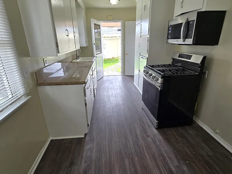 15242 Roselle Ave — Photo 9