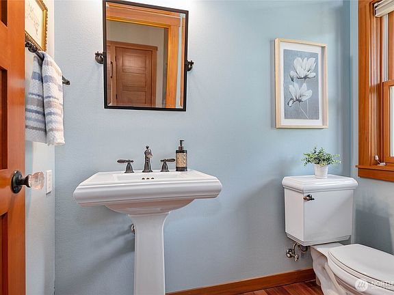4th image of 213 Rosemary Way