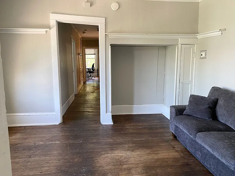 609 E State St — Photo 105