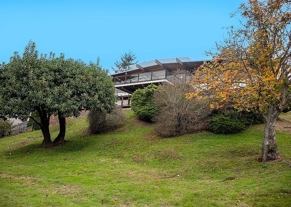 2nd image of 1401 Scenic Dr NE