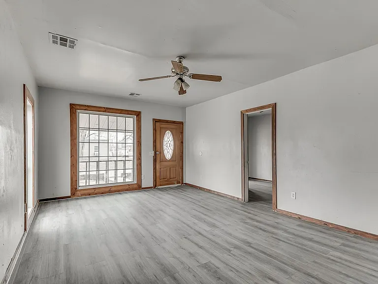 118 S Miles Ave — Photo 6