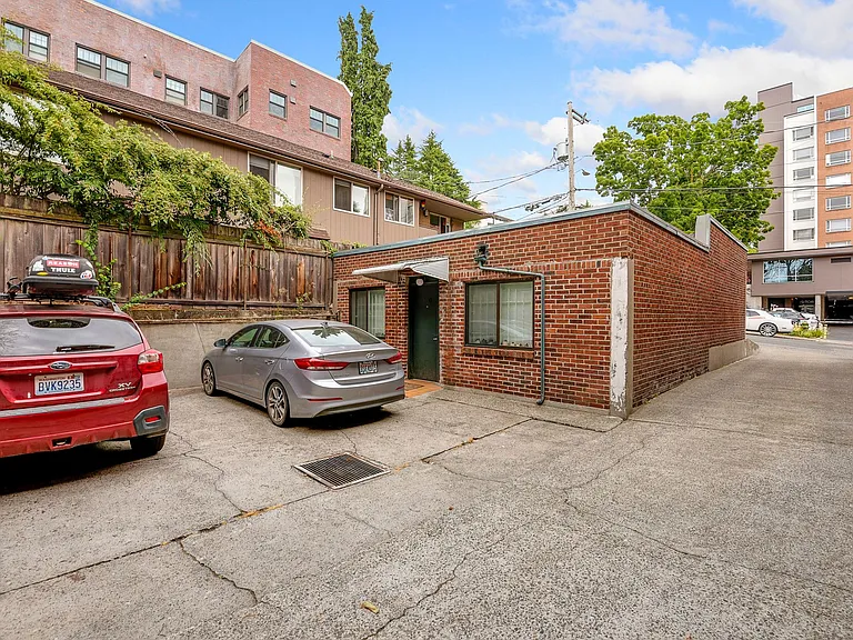 100 W Olympic Pl — Photo 8