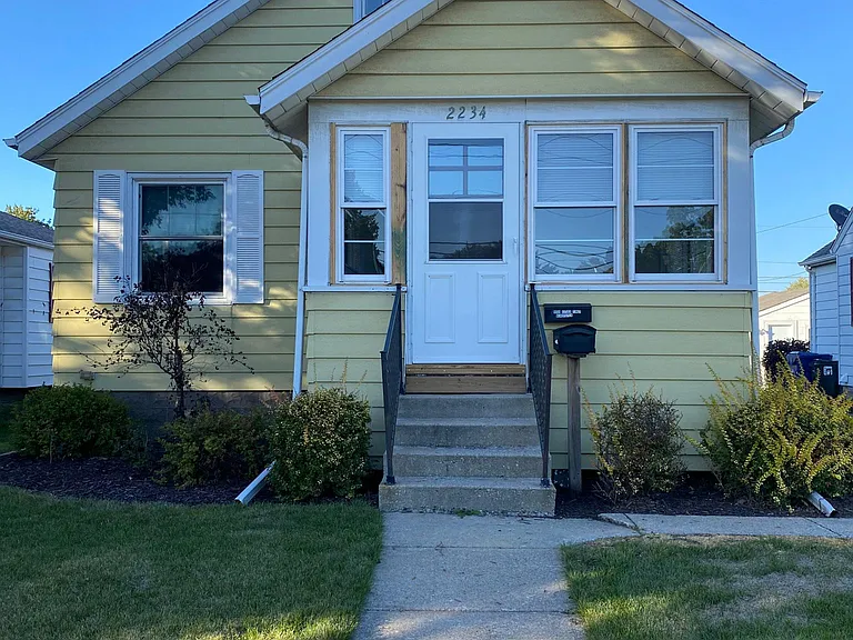 2234 W Locust St — Photo 1