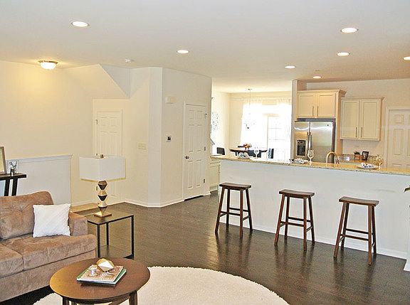 5th image of 124 Waterbury Cir