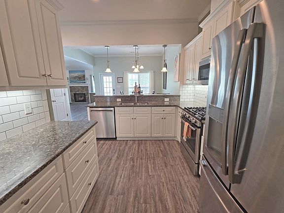5th image of 593 Raleigh Dr