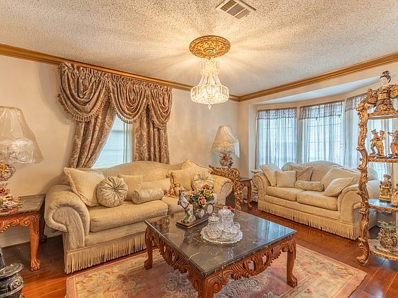 5th image of 6113 Victorian Dr