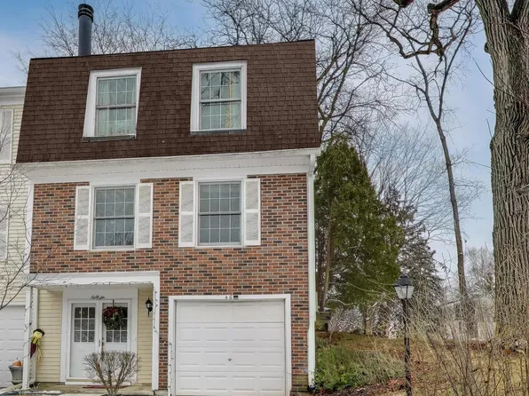 46 Oak Valley Dr, Cary, IL 60013