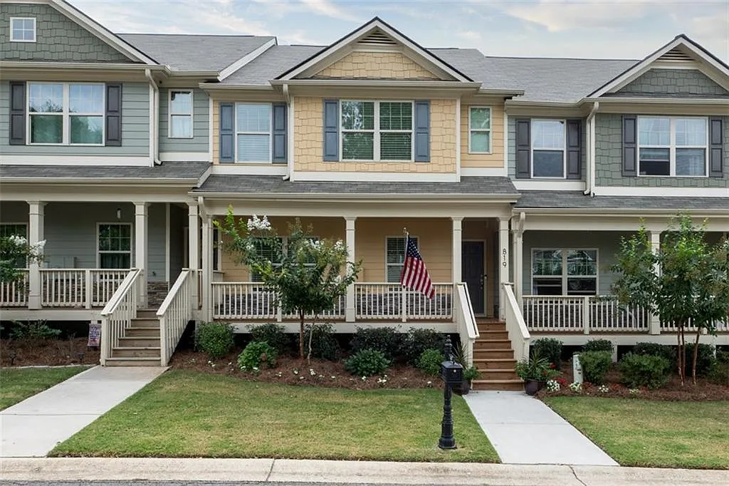 3 bed, 2.5 bath, 2641 sqft, $2,250 — Photo 1