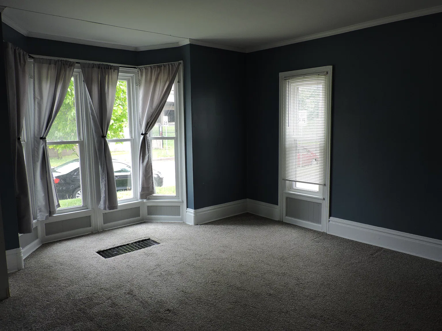 3 bed, 900 sqft, $1,760 — Photo 3