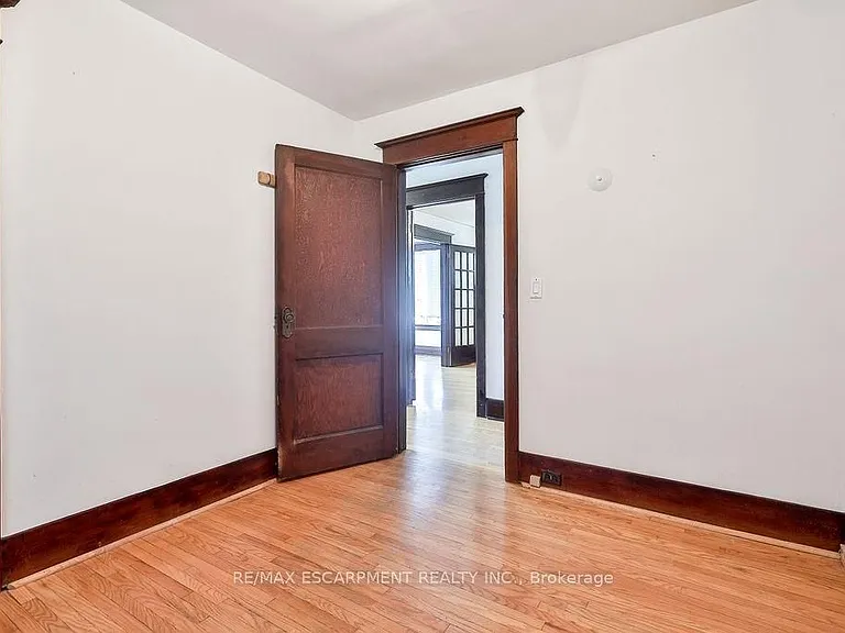 311 Queen St S — Photo 24