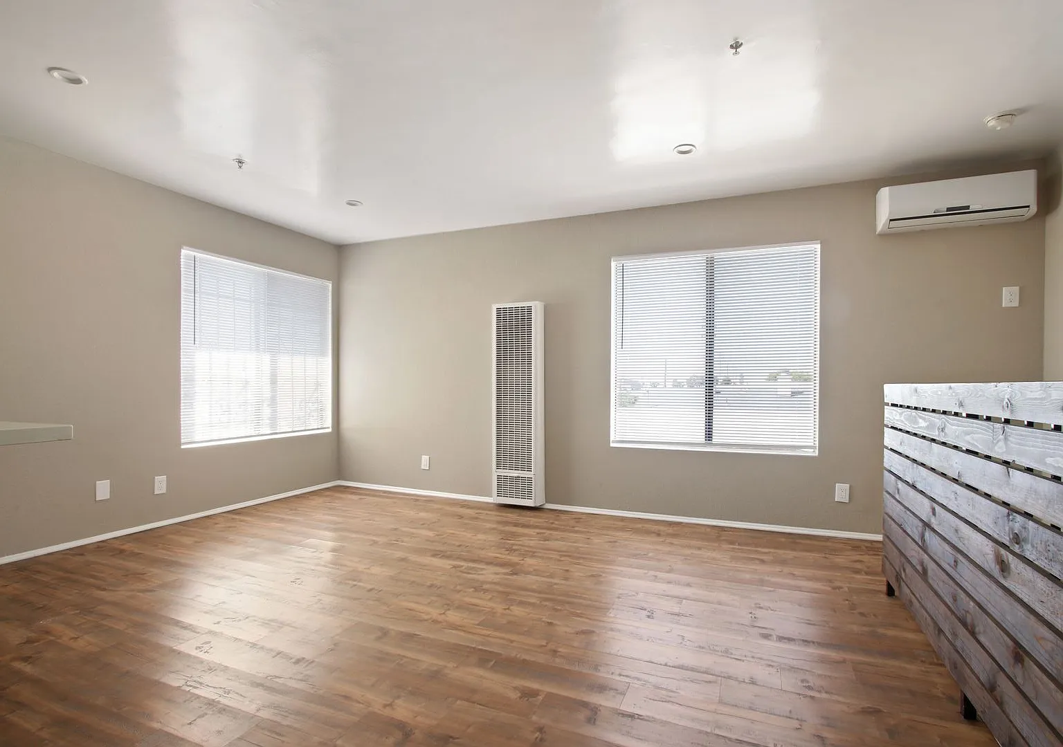 12914 Doty Ave — Photo 3