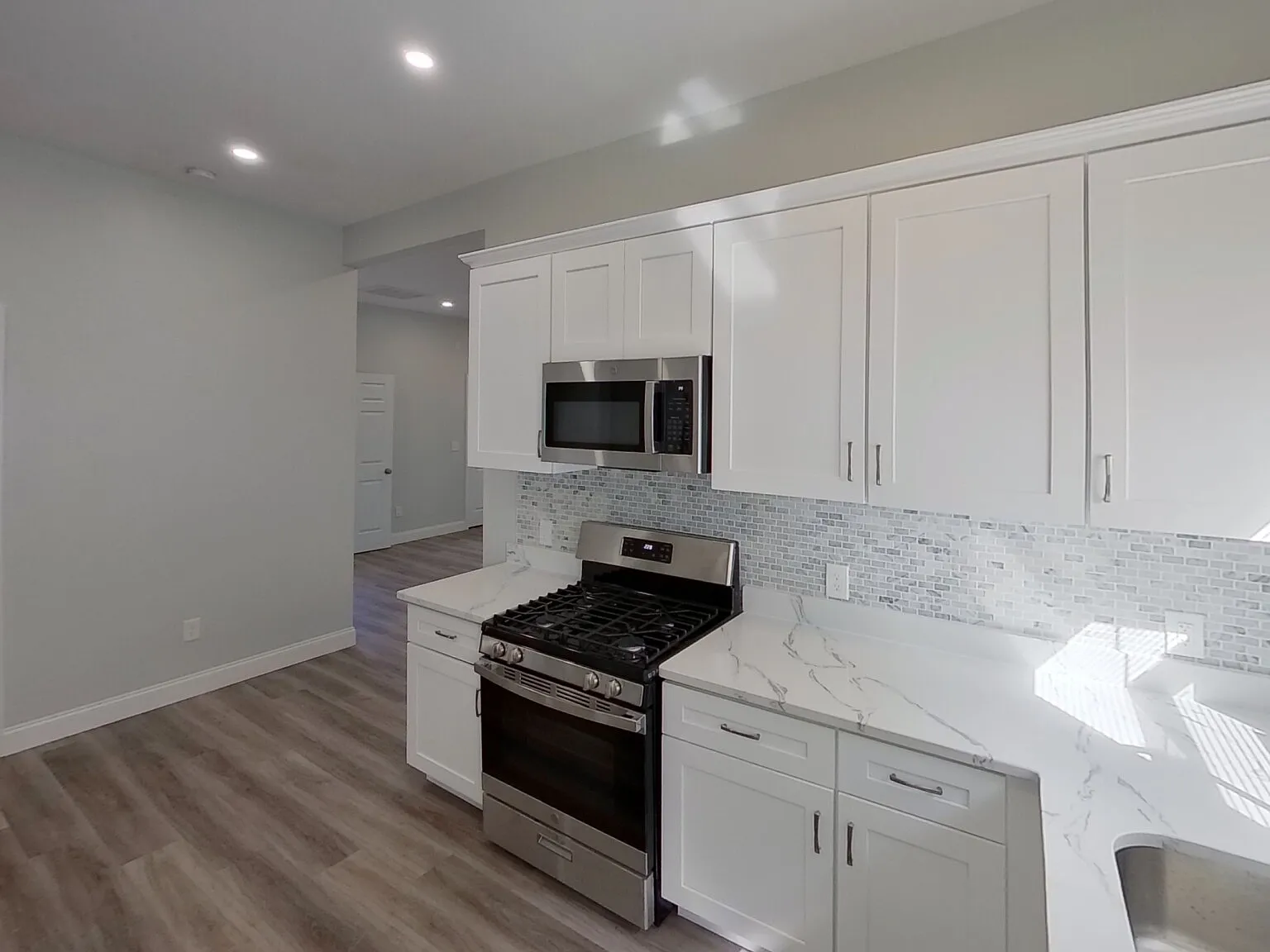 3 bed, 1.0 bath, 1000 sqft, $3,450 — Photo 2