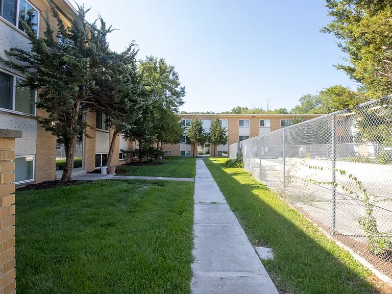 1724 E Broadway — Photo 4
