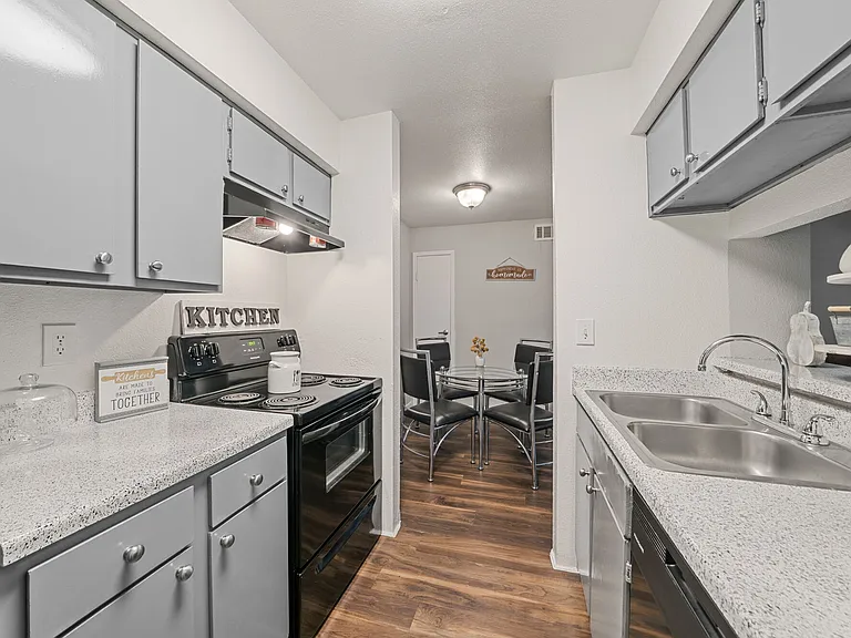 Aven West — Photo 2