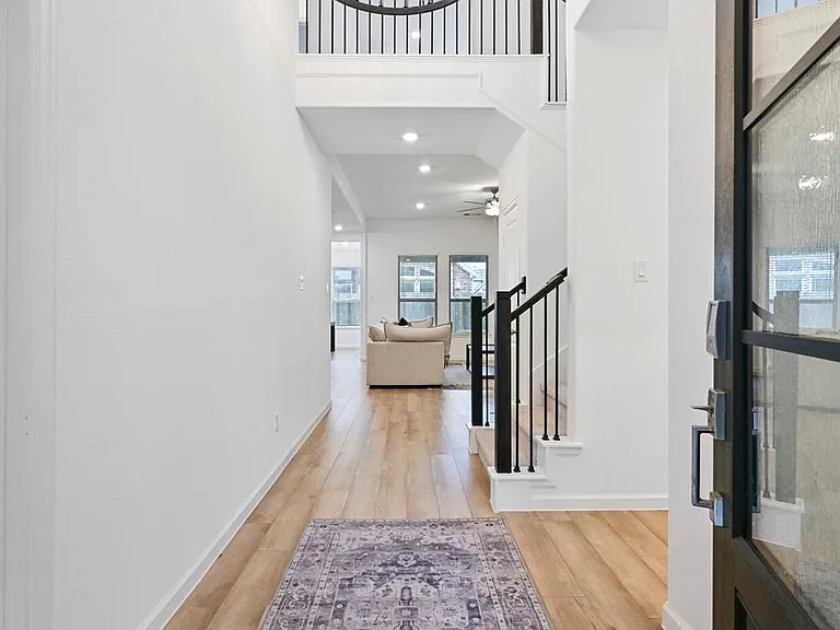 805 Westwood Dr — Photo 2