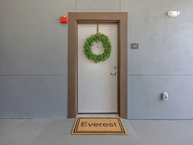 Everest Largo Apartments — Photo 49