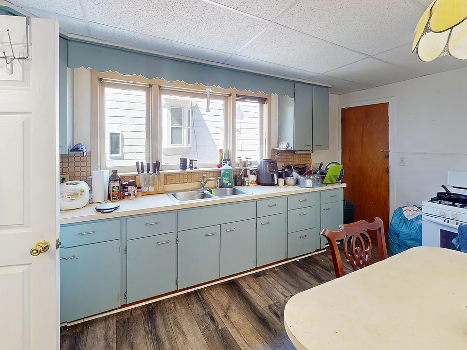 33 Schubert St #1