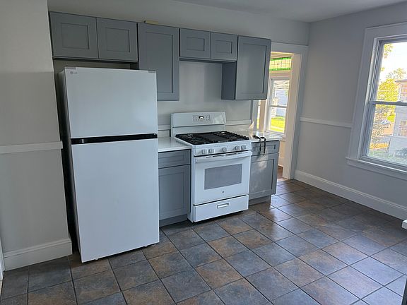 2nd image of 75 Noble St #2
