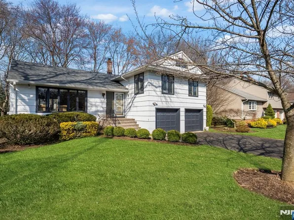 55 Walnut Dr, Tenafly, NJ 07670