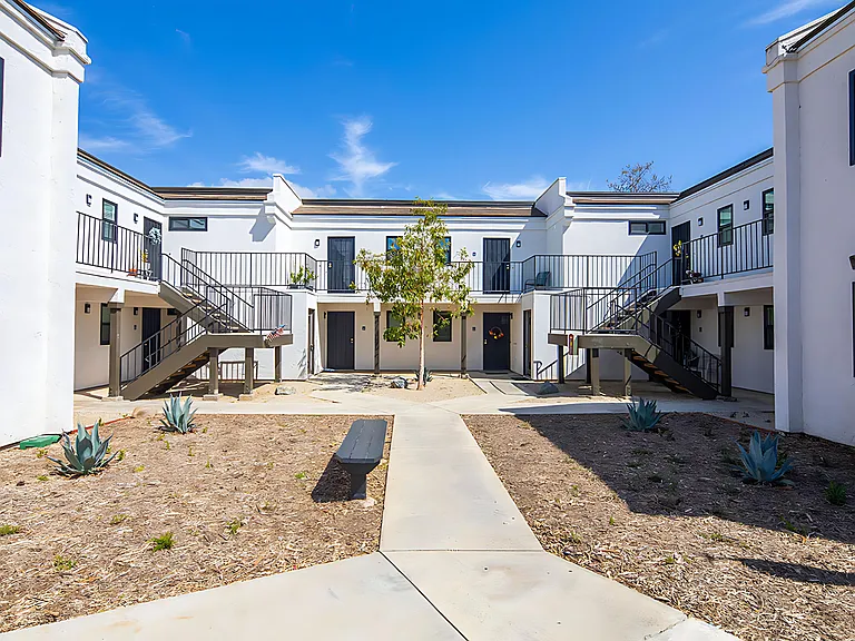 Gorgeous huge units in premier location! ASK ABOUT OUR MOVE-IN SPECIALS!! — Photo 13