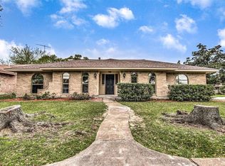 800 Sunnybrook Dr, Baytown, TX 77521