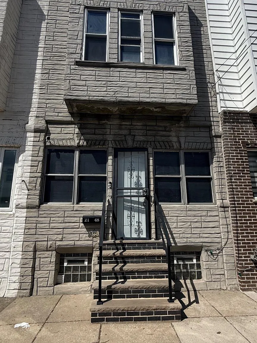 3 bed, 1.0 bath, 1316 sqft, $2,200 — Photo 1