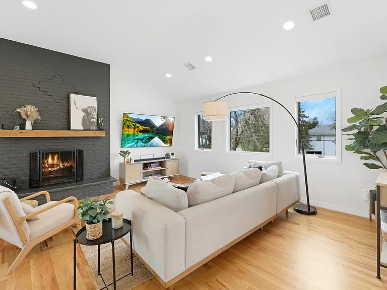 485 Sutton Pl — Photo 12