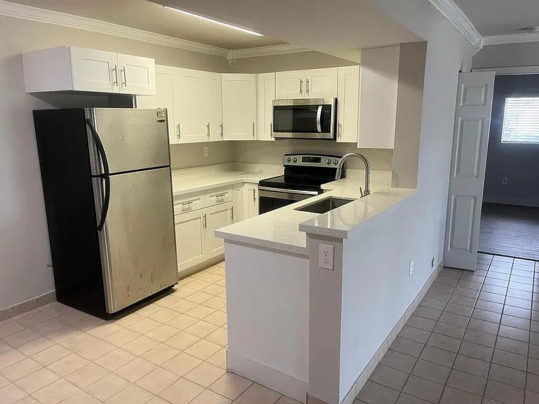 450 Palm Cir W #103 — Photo 3